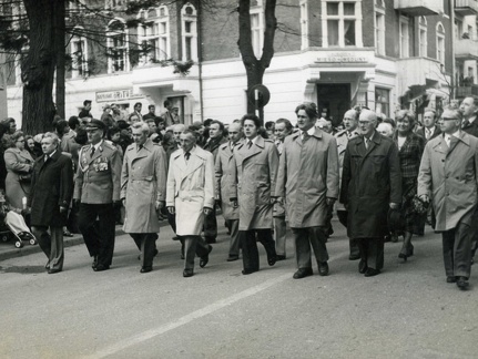 Członkowie władz polityczno - administracyjnych na czele pochodu