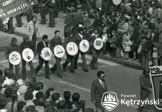 Pracownicy i uczniowie Zespołu Szkół Budowlanych (ZSB) podczas pochodu – 1.05.1980r.