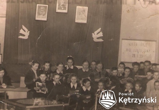 Korsze, grupa dzieci w świetlicy dworcowej – 1955r.