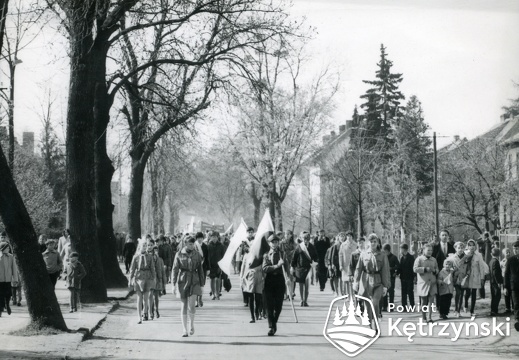 Korsze, uczestnicy pochodu ul. Wojska Polskiego – 1.05.1965r.