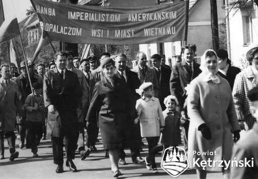 Korsze, grupa uczestników pochodu – 1.05.1969r.