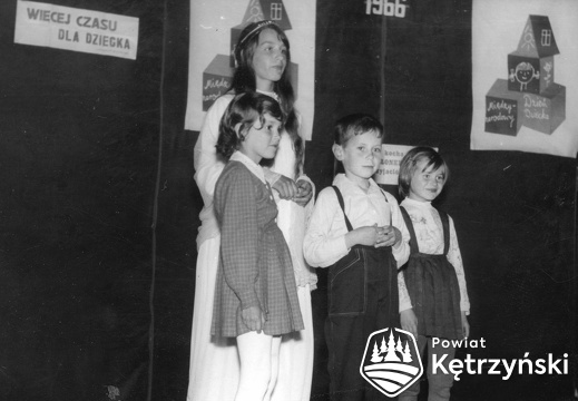 Korsze, występ dzieci z okazji Międzynarodowego Dnia Dziecka – 1966r.