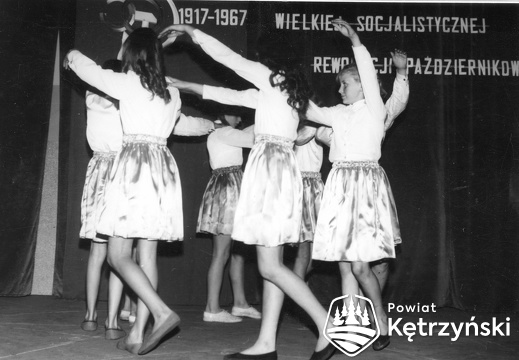 Korsze, występ dzieci z okazji rocznicy rewolucji październikowej – 1967r.
