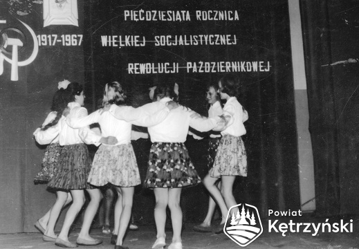 Korsze, występ dzieci z okazji rocznicy rewolucji październikowej – 1967r.