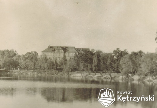 Jeziorko miejskie, w głębi szpital powiatowy – 1959r.  