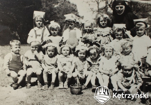 Grupa przedszkolna Caritas prowadzona przez siostry zakonne – 1956r. 