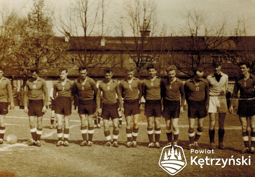 Miejska drużyna piłki nożnej „Orzeł” Kętrzyn, boisko górne stadionu miejskiego przy ul. Bydgoskiej 20 (w głębi hala sportowa) - 1960r.