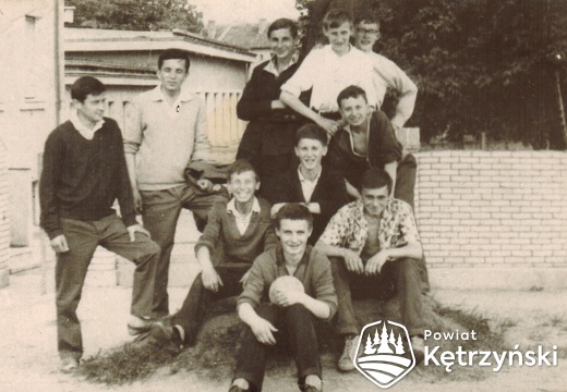 Piłkarze ręczni Szkolnego Klubu Sportowego przy Szkole Podstawowej nr 4 – 1964r.      