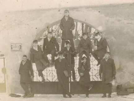 Grupa uczniów kl. I c Technikum Mechanicznego przy bramie cmentarza – 1965r.    