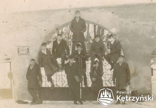 Grupa uczniów kl. I c Technikum Mechanicznego przy bramie cmentarza – 1965r.    
