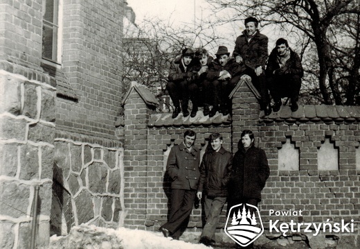 Grupa młodzieży przy ogrodzeniu Liceum Ogólnokształcącego – 1968/1969       
