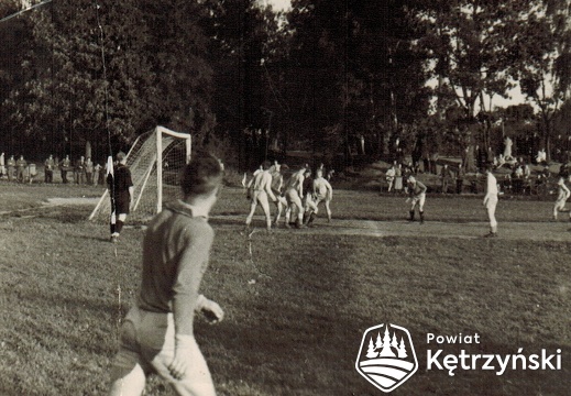 Mecz piłkarski „Granicy” na stadionie miejskim – początek lat 60.         