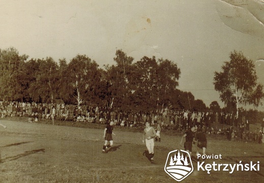 Mecz piłkarski zawodników z klubu „Orzeł” Kętrzyn na stadionie miejskim przy ul. Bydgoskiej      