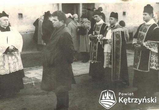 Pogrzeb, po lewej ks. Augustyn Flejszer, proboszcz parafii św. Jerzego obok organista  