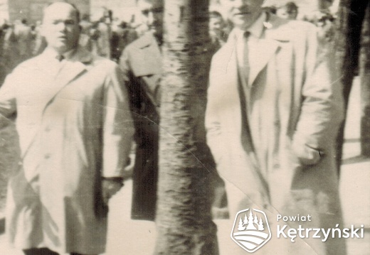 Nauczyciele LO podczas pochodu, od lewej Józef Siwicki z-ca dyrektora szkoły, Kazimierz Ogrodnik, Mirosław Jasionowicz – 1.05.1967r.   