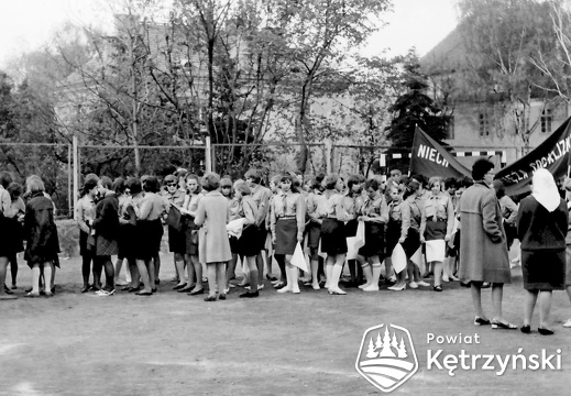 Boisko Liceum Ogólnokształcącego, przygotowanie do pochodu – 1.05.1968r.   