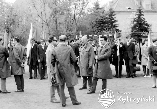 Boisko Liceum Ogólnokształcącego, przygotowanie do pochodu, grupa nauczycieli – 1.05.1968r.  