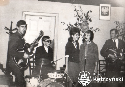Zespół „Aiwa” podczas występu w Powiatowym Domu Kultury w budynku dawnej loży – 1966r. 