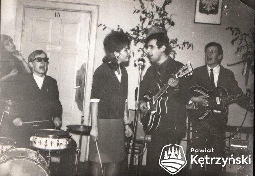 Zespół „Aiwa” podczas występu w Powiatowym Domu Kultury w budynku dawnej loży – 1966r.  