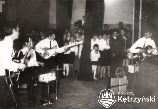 Zespół „Cyklony” podczas koncertu z okazji dnia dziecka w sali kinoteatru Granica – 1965r.   