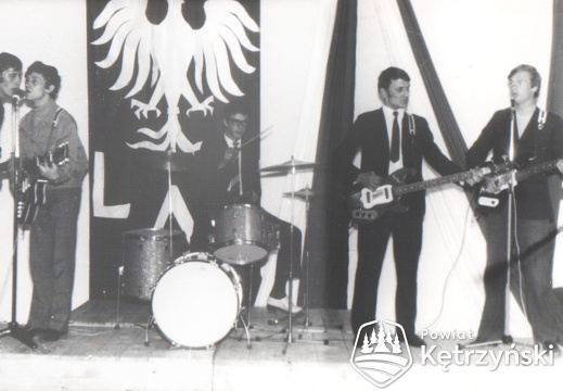 Zespół „Aiwa” podczas przeglądu zespołów muzycznych związku zawodowego metalowców zorganizowanego w sali kętrzyńskiego zamku,