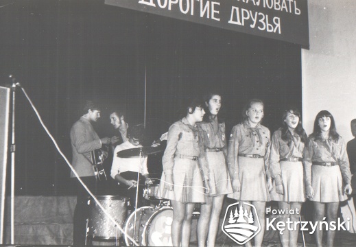 Żeński zespół wokalny „Wilgi” podczas występu na festiwalu organizowanym na sali kętrzyńskiego zamku przez Towarzystwo Przyjaźni Polsko-Radzieckiej 