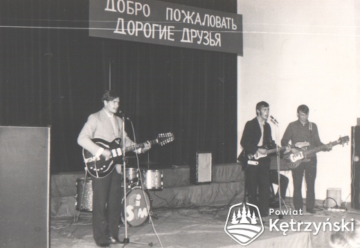 Zespół „Aiwa” podczas występu na festiwalu organizowanym na sali kętrzyńskiego zamku przez Towarzystwo Przyjaźni Polsko-Radzieckiej 