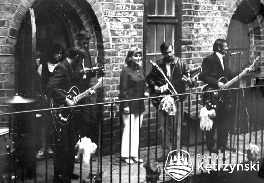 Występ zespołu „Aiwa” na balkonie kętrzyńskiego zamku podczas imprezy „Gitariada” – 1971r.    
