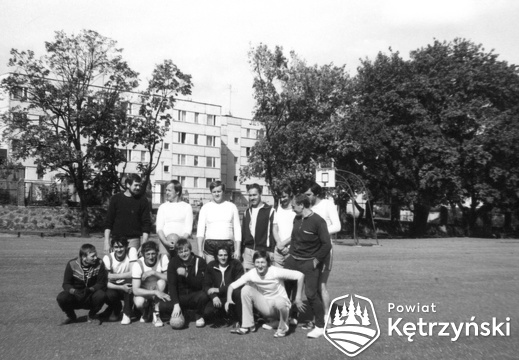Drużyna piłki ręcznej Kętrzyńskiego Przedsiębiorstwa Budowlanego (KPB) na boisku Szkoły Podstawowej nr 1 – 1979r.   