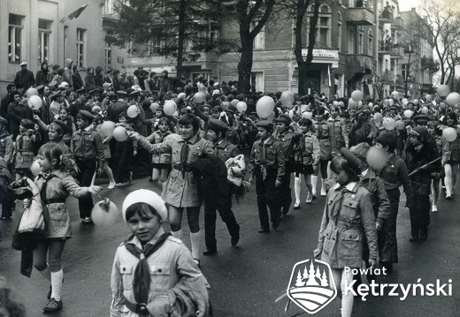 Zuchy z ZHP w podczas pochodu – 1.05.1980r.   