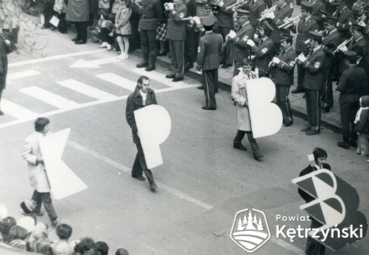 Pracownicy Kętrzyńskiego Przedsiębiorstwa Budowlanego (KPB) podczas pochodu – 1.05.1980r.  