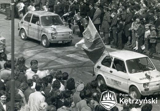 Samochody marki Fiat 126p tzw. „maluchy” szkoły nauki jazdy z Ligi Obrony Kraju (LOK) podczas pochodu – 1.05.1980r.    