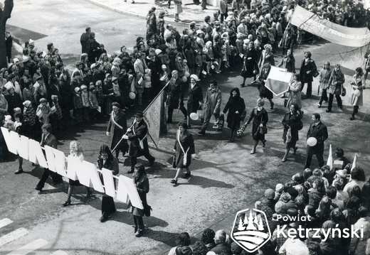 Pracownicy Zakładów Przemysłu Odzieżowego (ZPO) „Warmia” podczas pochodu – 1.05.1980r.   