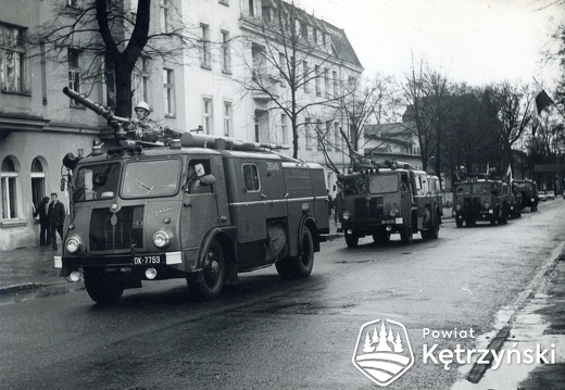 Samochody Państwowej Straży Pożarnej (PSP) podczas pochodu – 1.05.1980r.   