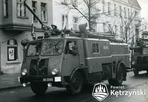  Samochody Państwowej Straży Pożarnej (PSP) podczas pochodu – 1.05.1980r.   