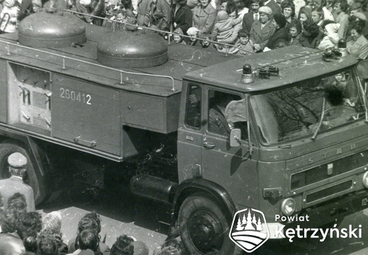 Samochód Państwowej Straży Pożarnej (PSP) podczas pochodu – 1.05.1980r.   