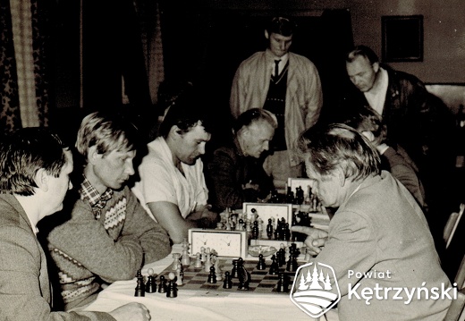 Turniej szachowy w Gierłoży z udziałem członków sekcji szachowej Spółdzielni Mieszkaniowej „Pionier” – 1987r.   