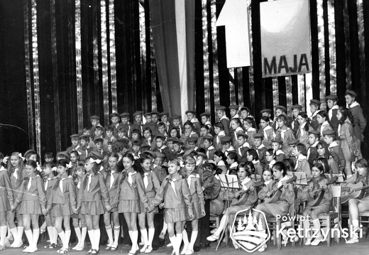 Występ międzyszkolnego chóru podczas akademii pierwszomajowej - 1972r.
