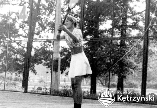 Teresa (Markiewicz) Prokop podczas treningu tenisa ziemnego na kortach przy basenie miejskim - 1977r.