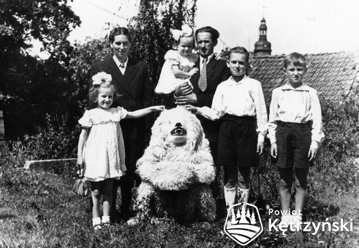 Rodzina Błażewicz z niedźwiedziem, w tle wieża ratusza – 8.08.1954r.   