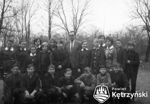 Grupa dzieci na boisku Szkoły Podstawowej 2 z wychowawcą p. Filipkowskim (nauczyciel fizyki) – 1964r.   