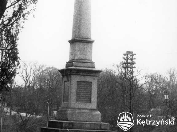 Reszel, pomnik z 1905r. przy pl. I. Paderewskiego - 1999r.