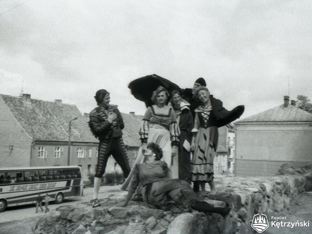 Reszel, pracownicy Miejskiego Ośrodka Kultury z grupą uczestników pleneru malarskiego przed próbą inscenizacji „Reszeliady” – lipiec 1986r. 
