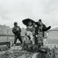 Reszel, pracownicy Miejskiego Ośrodka Kultury z grupą uczestników pleneru malarskiego przed próbą inscenizacji „Reszeliady” – lipiec 1986r. 