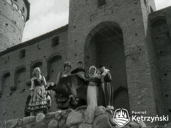 Reszel, pracownicy Miejskiego Ośrodka Kultury z grupą uczestników pleneru malarskiego przed próbą inscenizacji „Reszeliady” – lipiec 1986r.