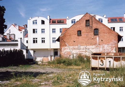 Budowa budynku usługowo - mieszkalnego przy ul. Sikorskiego 20, widok od strony ul. Rybnej - 1999r.