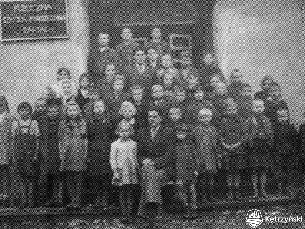Barciany, uczniowie Publicznej Szkoły Powszechnej w Bartach - rok szkolny 1946/1947