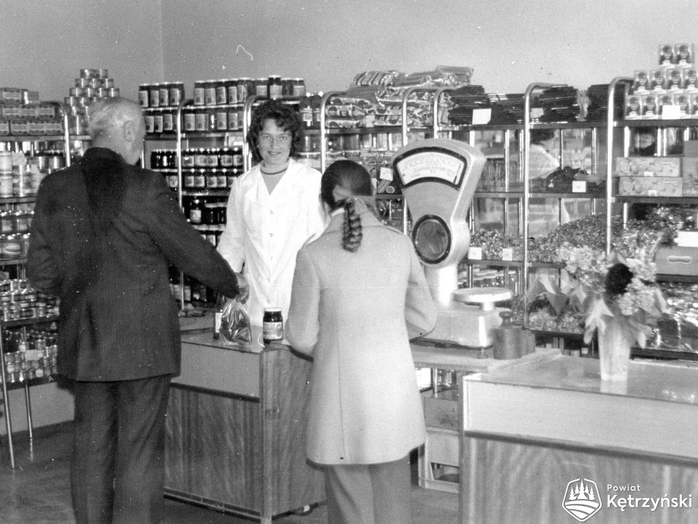 Srokowo, Halina Gradkowska (kierowniczka sklepu spożywczo – monopolowego nr 8) podczas obsługi klientów - 1976r.