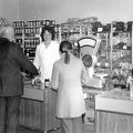 Srokowo, Halina Gradkowska (kierowniczka sklepu spożywczo – monopolowego nr 8) podczas obsługi klientów - 1976r.