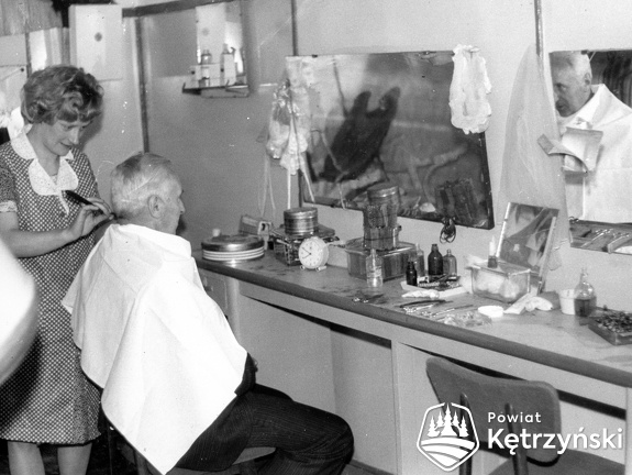 Srokowo, Irena Gąbka, kierowniczka zakładu fryzjerskiego GS w trakcie obsługi klienta - 1976r.